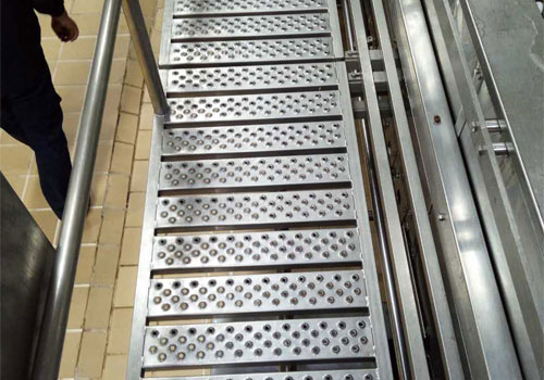 圆孔防滑踏步板楼梯应用
